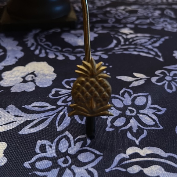 Brass pineapple plate stand. Vintage. Nice and sturdy with rubberized ends. 🍍🍍 - Picture 2 of 4
